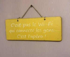 Pancarte:"C'est pas le wifi qui connecte les gens...c'est l'apéro"