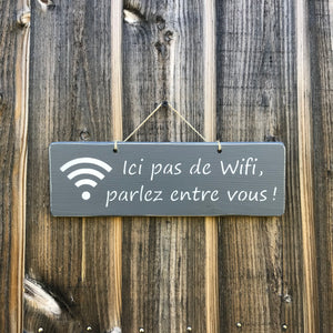 Pancarte: " Ici pas de wifi , parlez entre vous! "