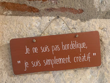 Charger l'image dans la galerie, pancarte: Je ne suis pas bordélique,"je suis simplement créatif"
