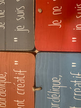 Charger l'image dans la galerie, pancarte: Je ne suis pas bordélique,"je suis simplement créatif"
