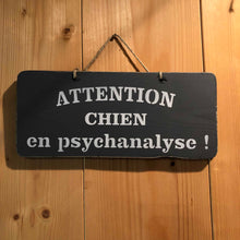 Charger l&#39;image dans la galerie, Pancarte:&quot; attention chien en psychanalyse !&quot;

