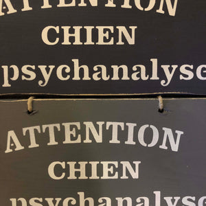 Pancarte:" attention chien en psychanalyse !"