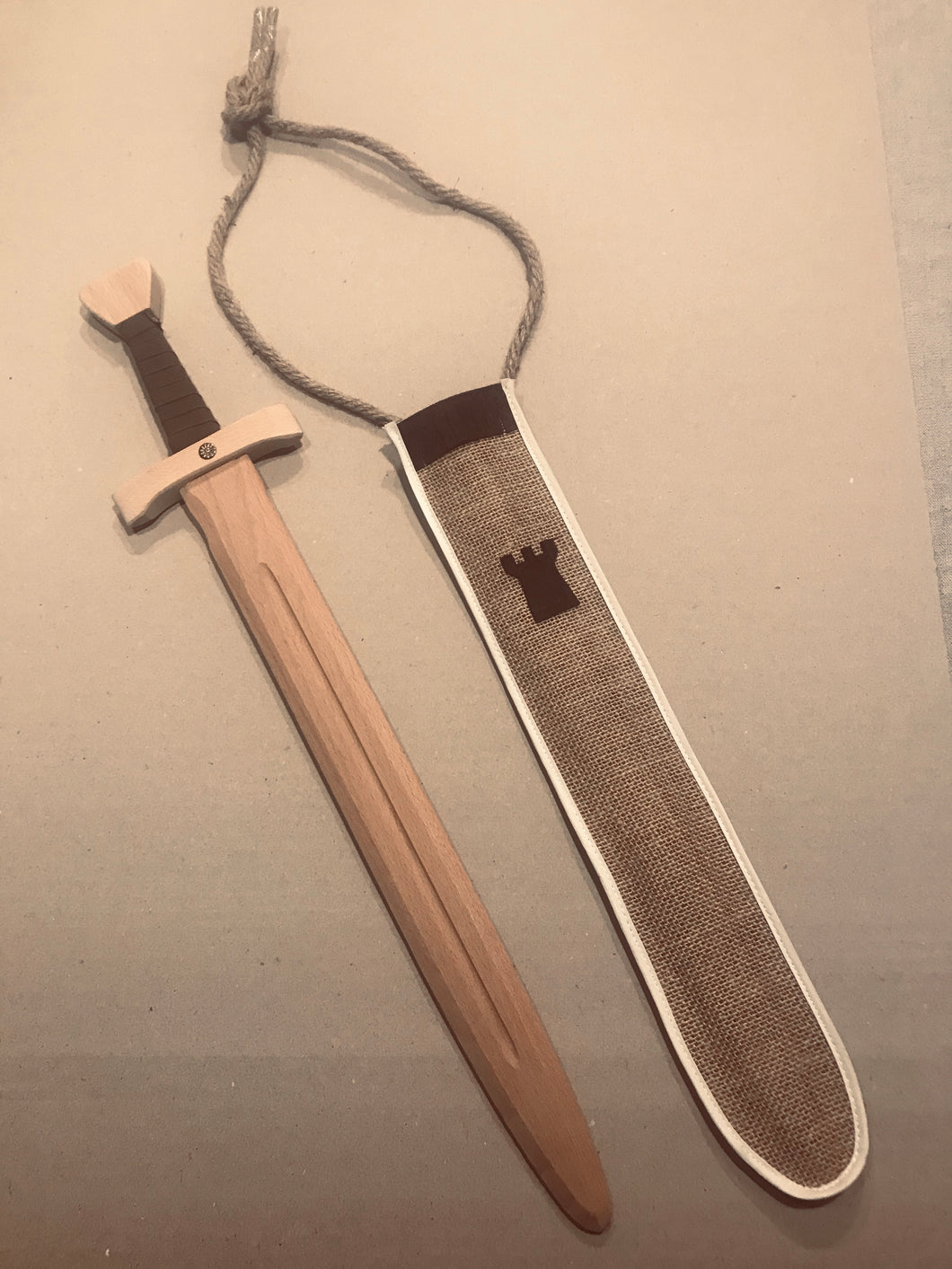 Epée en bois avec fourreau 60cm