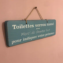 Charger l&#39;image dans la galerie, Pancarte:&quot;Toilettes verrou cassé, merci de chanter fort pour indiquer votre présence&quot;
