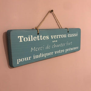 Pancarte:"Toilettes verrou cassé, merci de chanter fort pour indiquer votre présence"