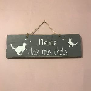 Pancarte:" J'habite chez mes chats".