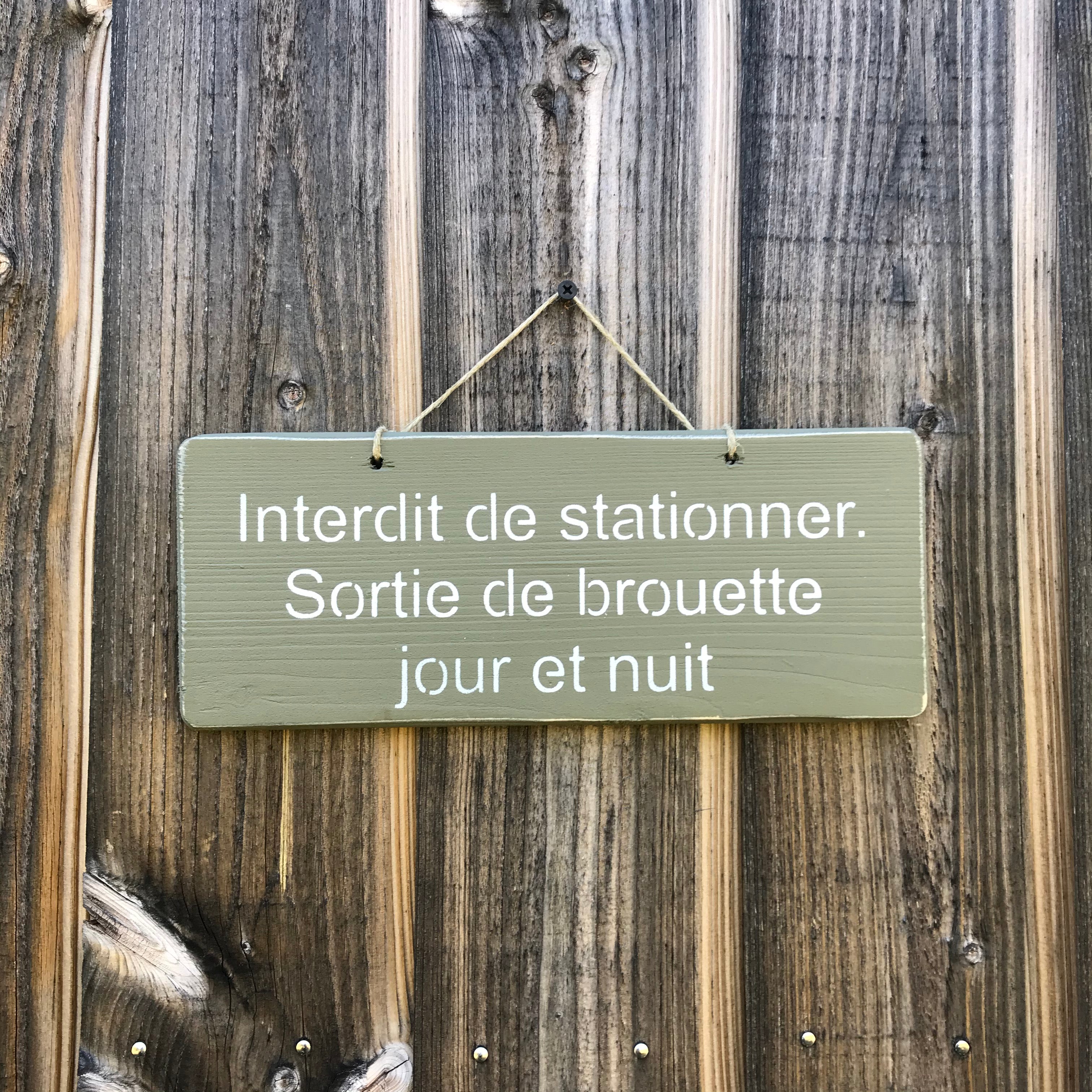 Pancarte: " Interdit de stationner sortie de brouette jour et nuit"