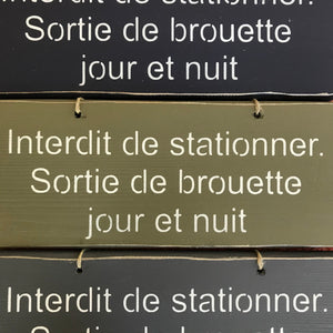 Pancarte: " Interdit de stationner sortie de brouette jour et nuit"